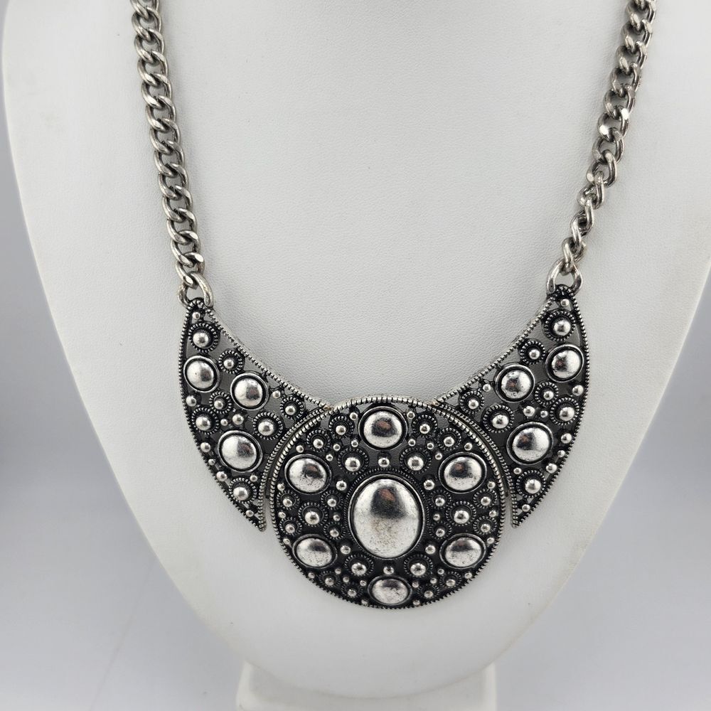Rustic Silver Tone Bib Necklace‎